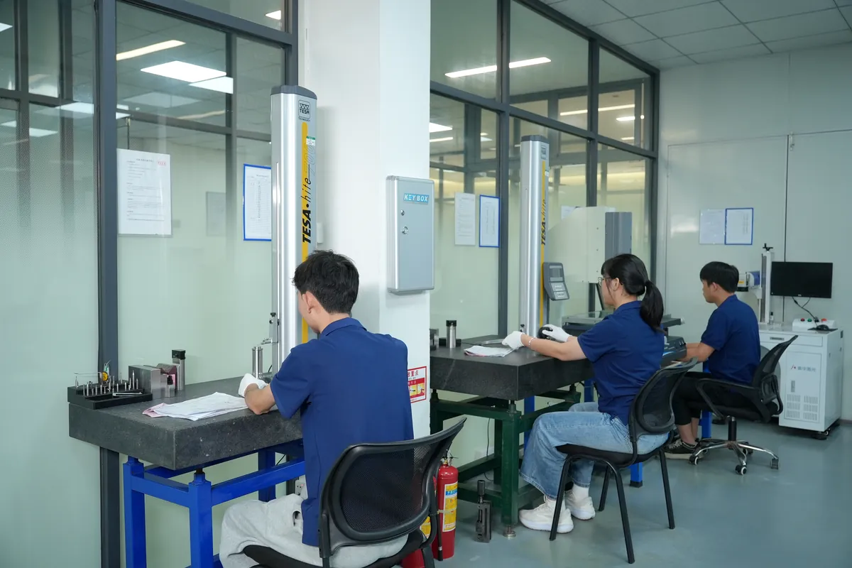 Sala de inspección de TaiMachining para verificación dimensional
