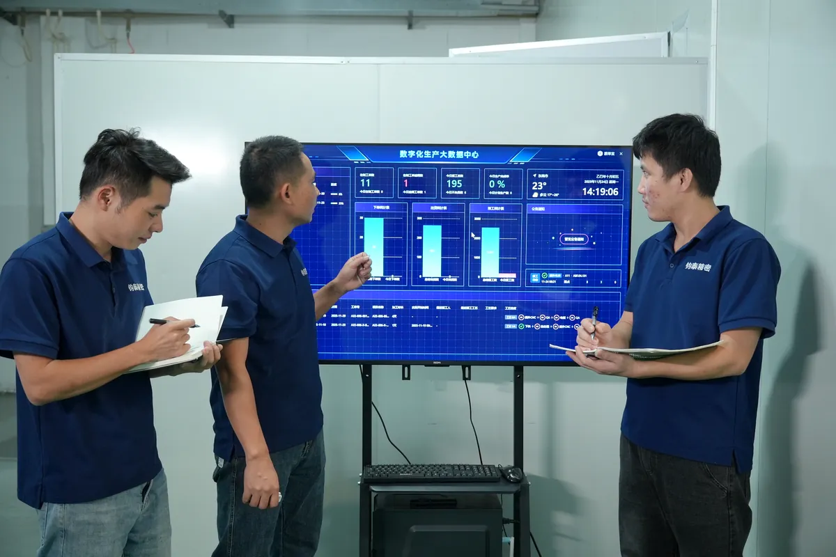 Equipo de TaiMachining revisando datos de fabricación