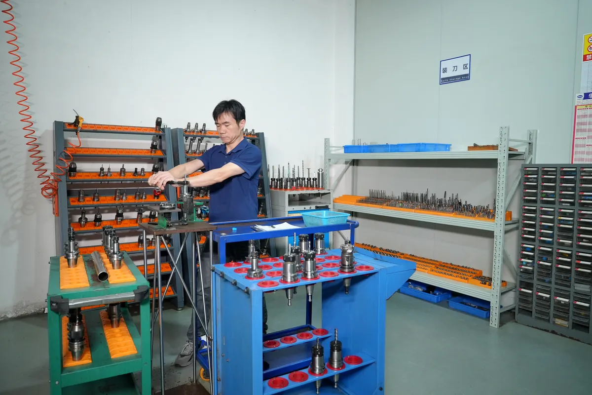 Área organizada de TaiMachining para preparación de utillaje y componentes